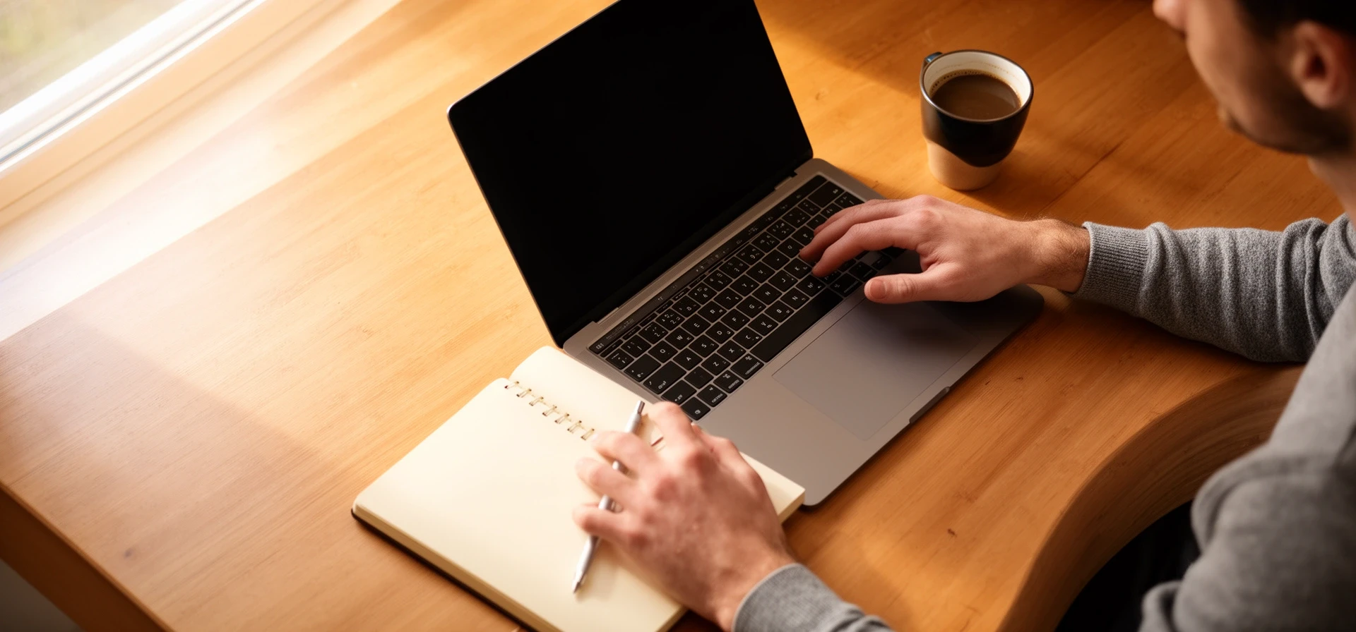 ブログを書く人の手元、ラップトップとノート